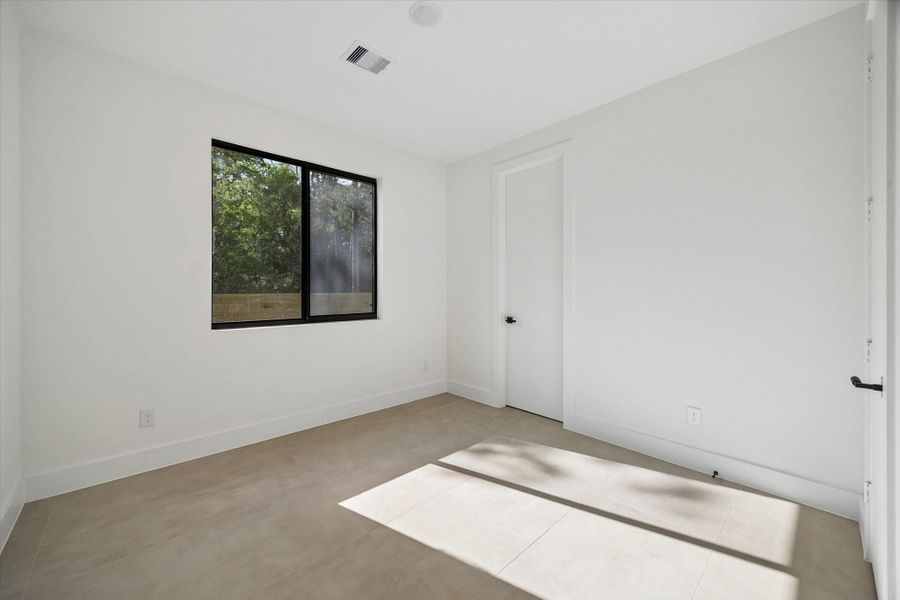Spacious, unfurnished interior of a new home in , Conroe (Image 25).