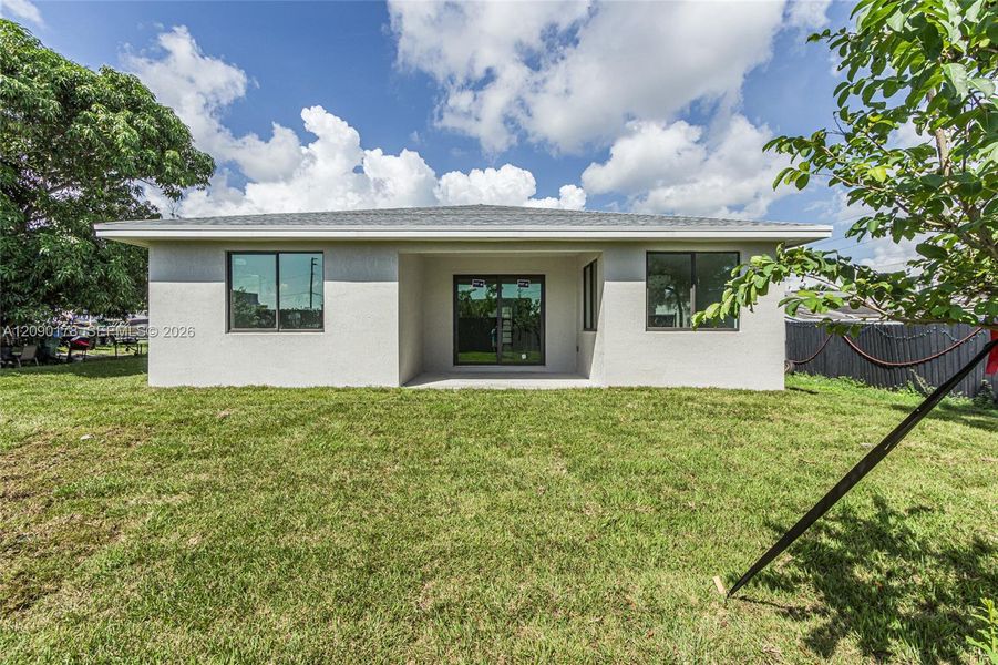 Exterior details and patio area of a home in , Oakland Park (Image 4).