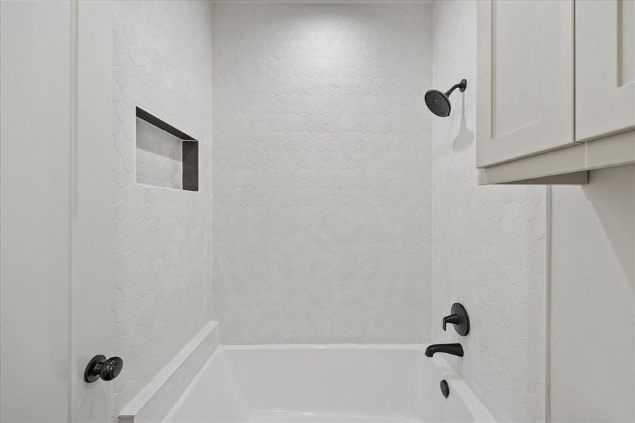 Bathroom with tiled shower / bath combo