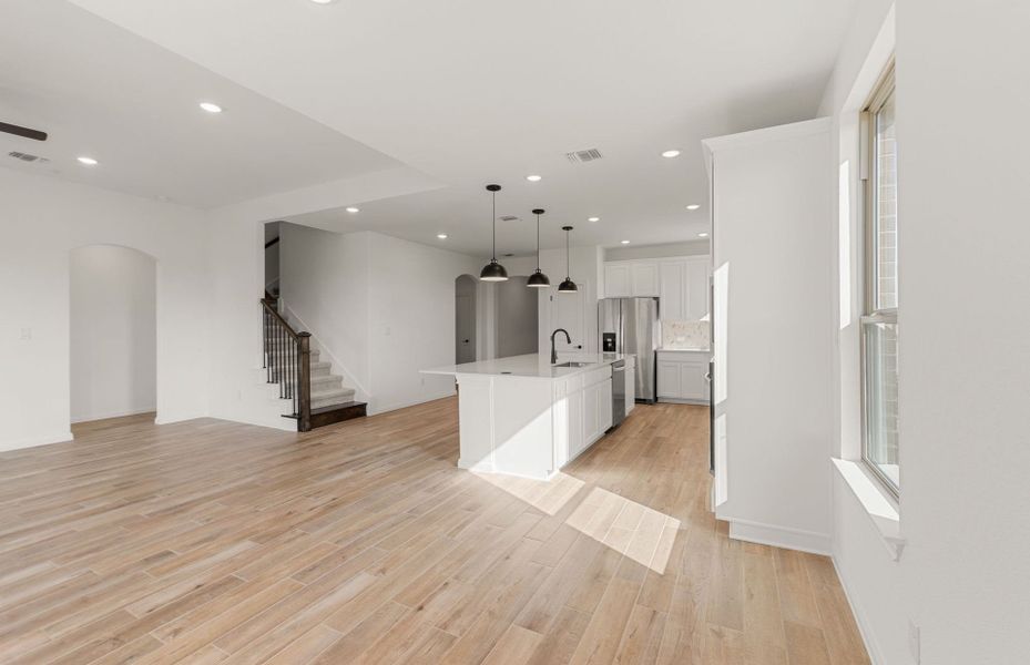Spacious, unfurnished interior of a new home in Crescent Bluff, Georgetown (Image 19).