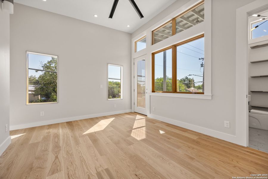 Spacious, unfurnished interior of a new home in , San Antonio (Image 20).