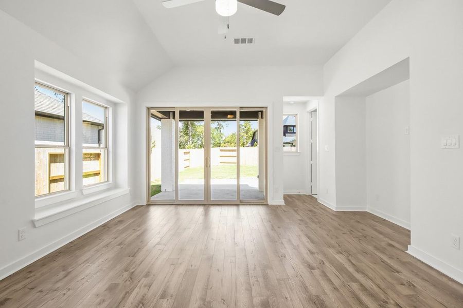 Spacious, unfurnished interior of a new home in Evergreen, Conroe (Image 13).