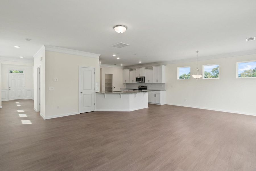 Spacious, unfurnished interior of a new home in Bellevue, Greenville (Image 15).