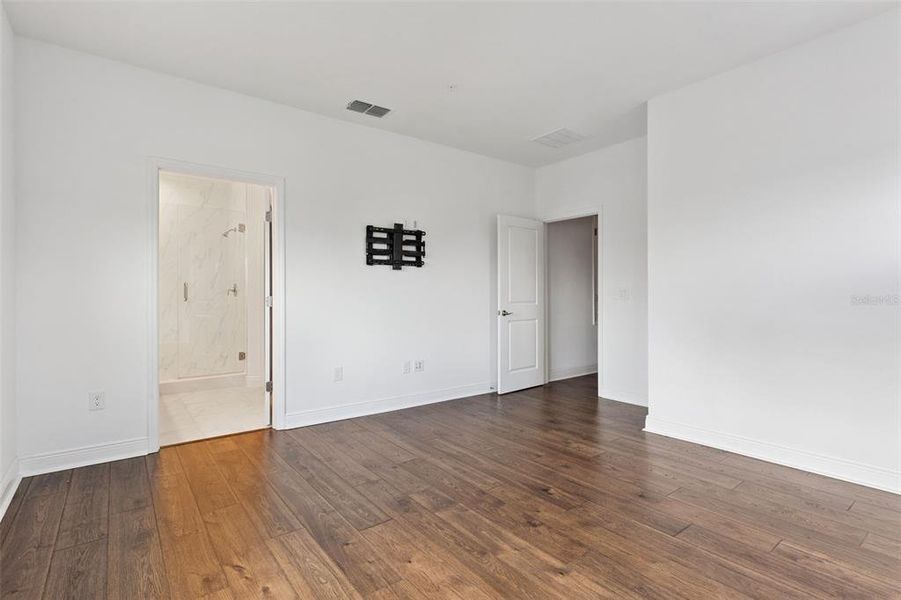 Spacious, unfurnished interior of a new home in , Orlando (Image 12).