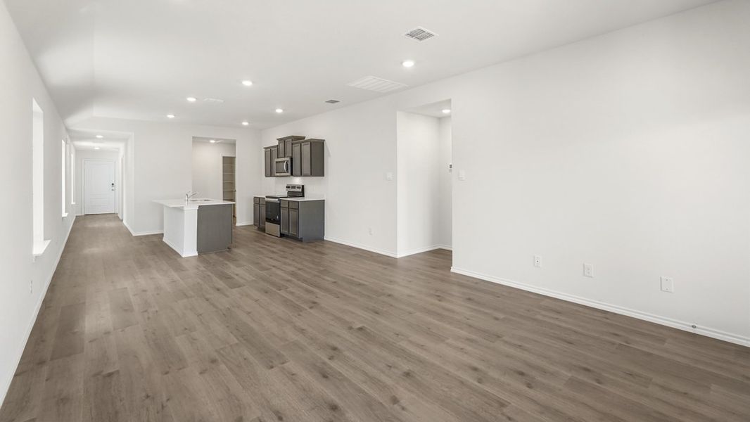 Spacious, unfurnished interior of a new home in Blaire Lake, Tyler (Image 15).
