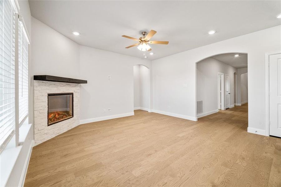 Spacious, unfurnished interior of a new home in Valencia on the Lake, Little Elm (Image 8).