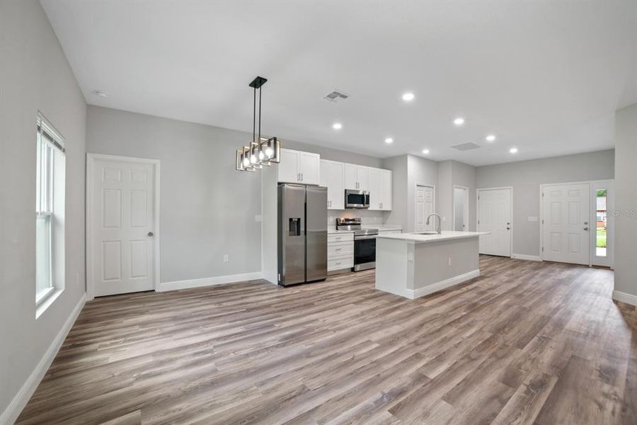 Spacious, unfurnished interior of a new home in , Lake Wales (Image 16).