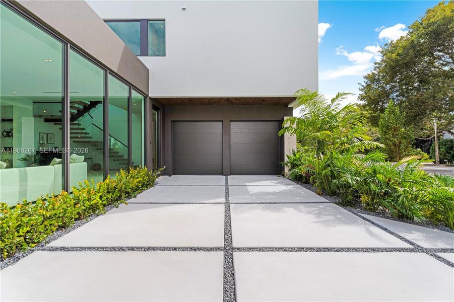 Exterior details and patio area of a home in , Miami (Image 25).