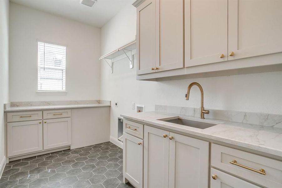 Utility room with sink, bbuilt in cabinets and tile floor Utility room with sink, bbuilt in cabinets and tile floor