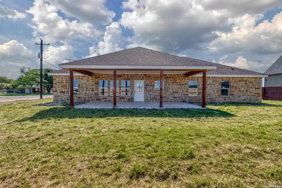 Exterior details and patio area of a home in , Uvalde (Image 21).