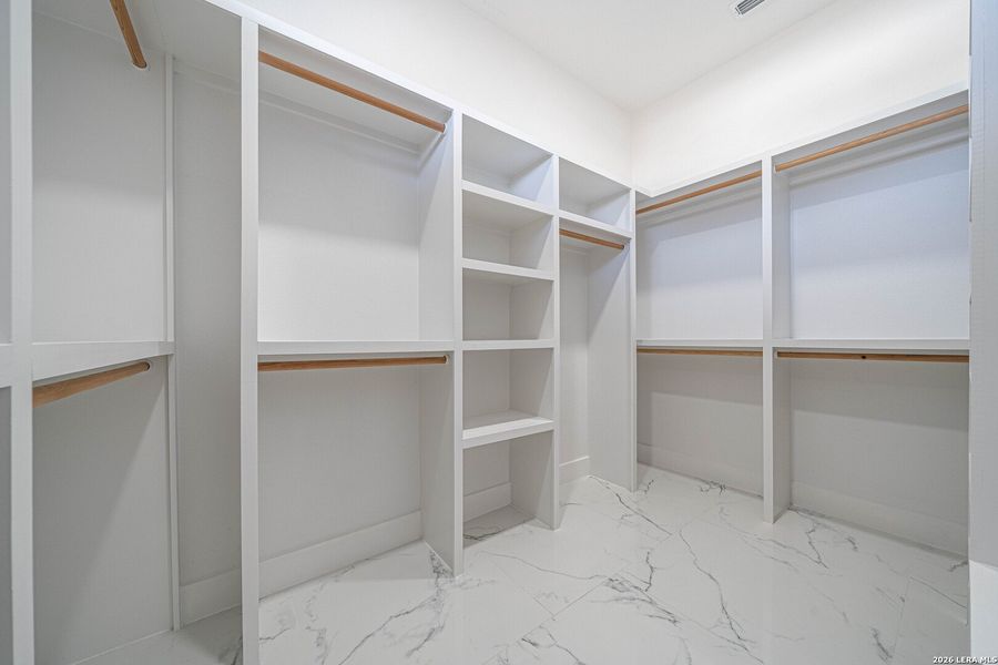 Spacious, unfurnished interior of a new home in , La Vernia (Image 15).