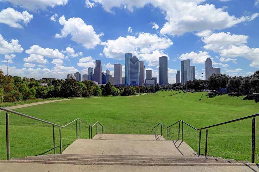 White Oak Station: Located in one of Houston's most desirable neighborhoods. Easy access to all major highways, the community is only minutes from Memorial Park, The Heights, Galleria, Downtown & Washington Corridor & many recreational parks at walking distance.