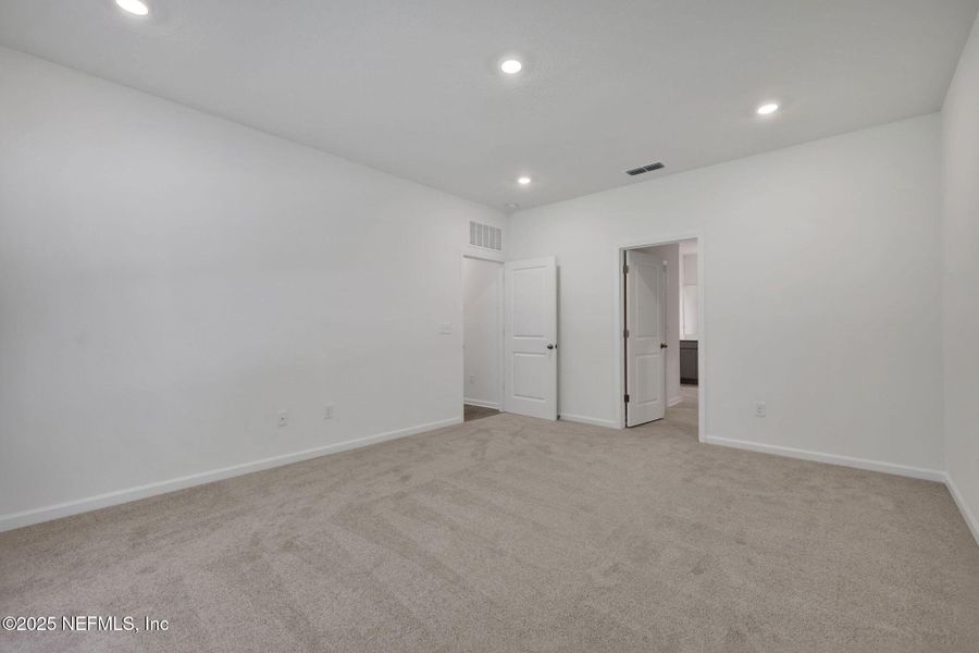 Spacious, unfurnished interior of a new home in Bellbrooke, Jacksonville (Image 11).