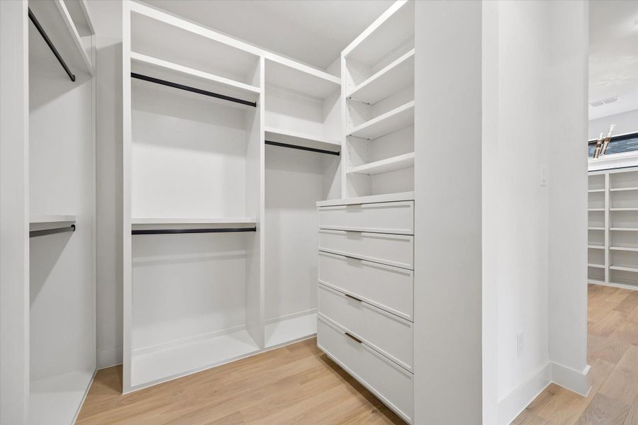 Spacious, unfurnished interior of a new home in , Bellaire (Image 39).