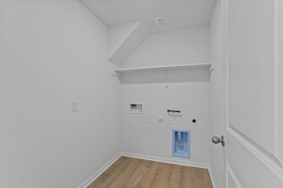 Spacious, unfurnished interior of a new home in Bar W Ranch, Leander (Image 28).