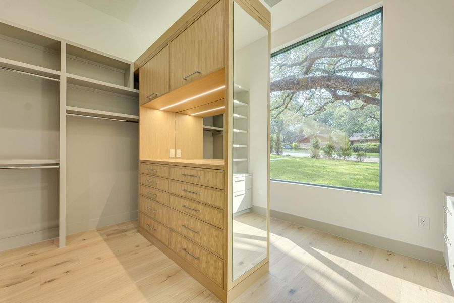 Ample built-in storage solutions and expansive window views define this versatile closet space. Ample built-in storage solutions and expansive window views define this versatile closet space.