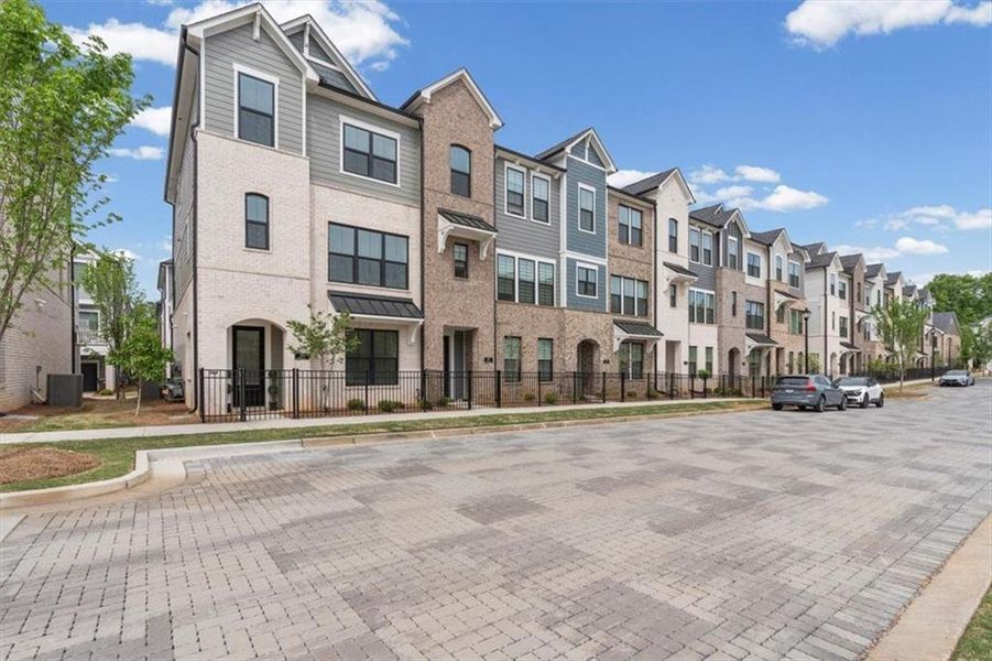Condo located in Roswell, GA showcasing its design and architecture (Image 5).