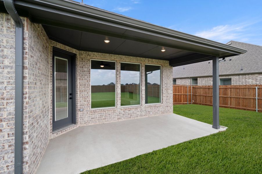 Exterior details and patio area of a home in Myrtle Creek, Waxahachie (Image 3).