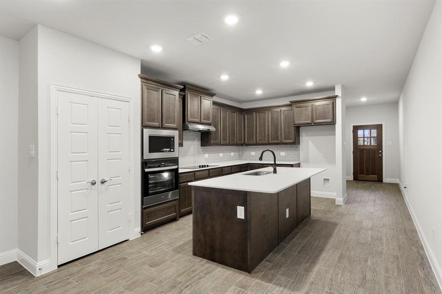 08. 2814 Livestock - Kitchen (2) 08. 2814 Livestock - Kitchen (2)