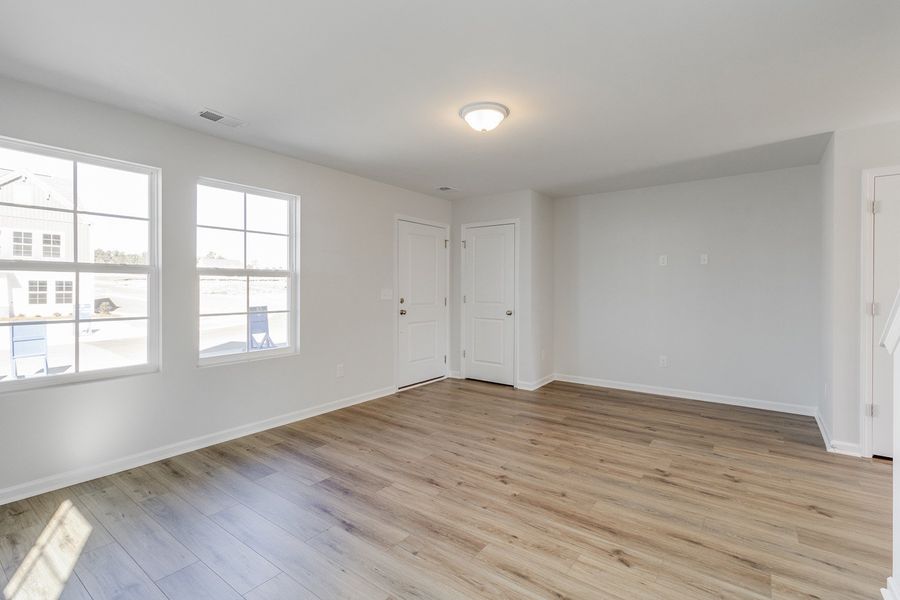 Spacious, unfurnished interior of a new home in Astoria, Columbia (Image 13).