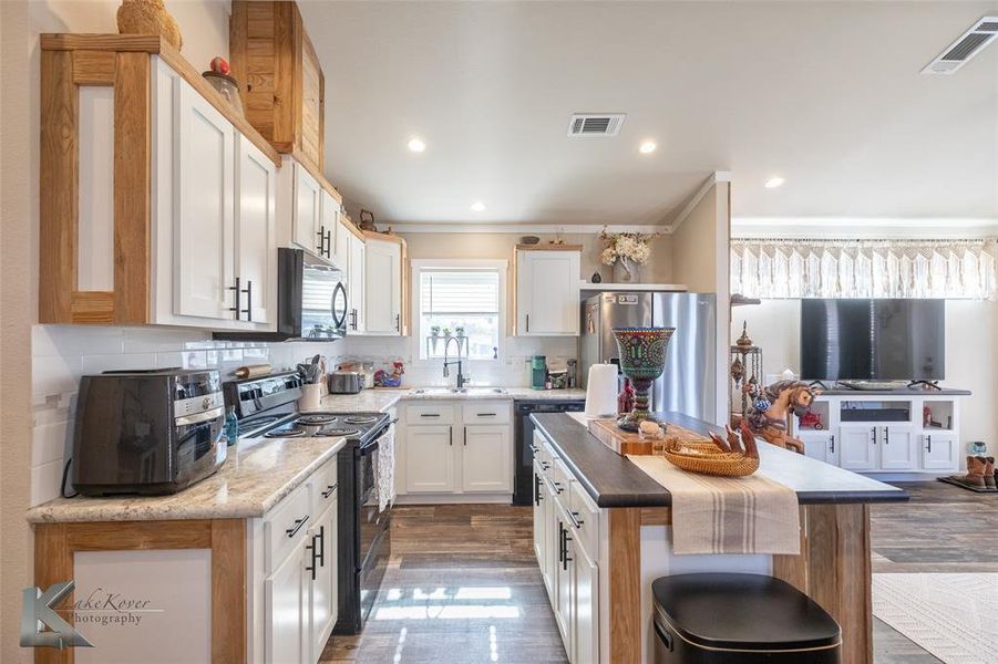 Furnished interior view inside a new home in , Abilene (Image 23).