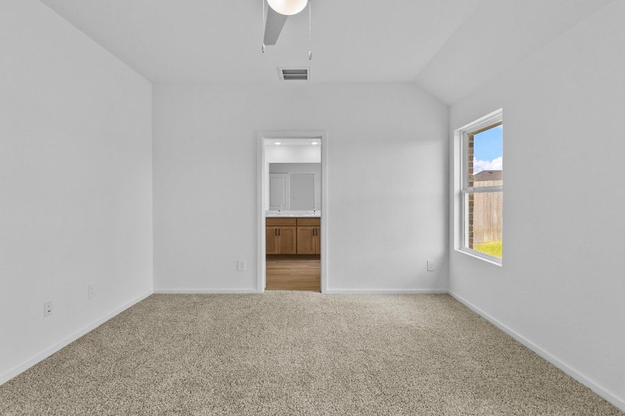 Spacious, unfurnished interior of a new home in Cypress Green, Tomball (Image 13).