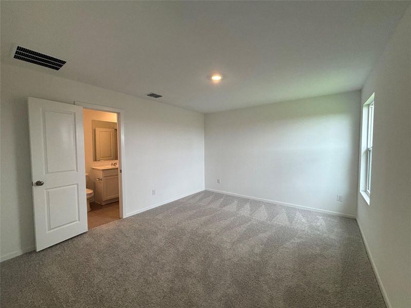 Spacious, unfurnished interior of a new home in Esperanza, Richmond (Image 20). Spacious, unfurnished interior of a new home in Esperanza, Richmond (Image 20).