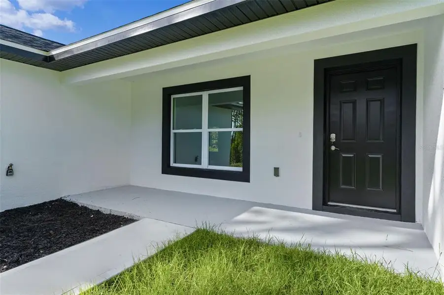 Exterior details and patio area of a home in , Citrus Springs (Image 22).