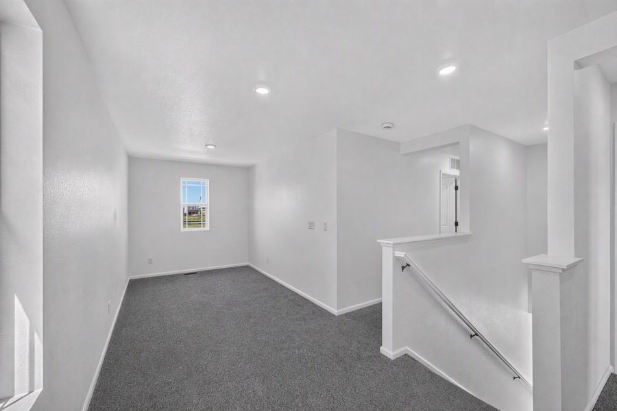 Spacious, unfurnished interior of a new home in Lake Bluff, Greeley (Image 14).