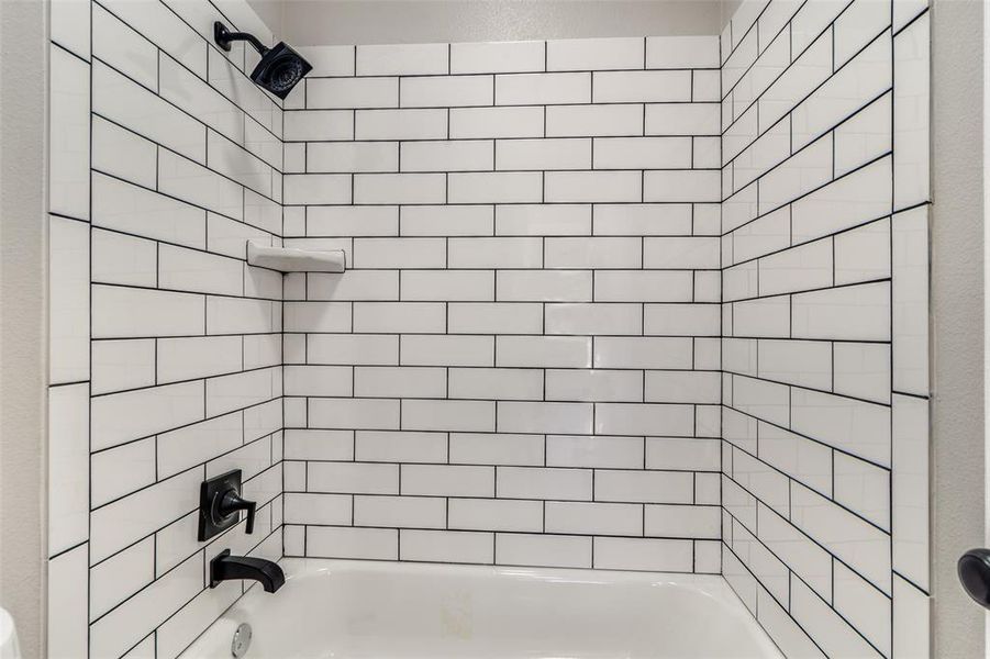 Bathroom featuring tiled shower / bath combo