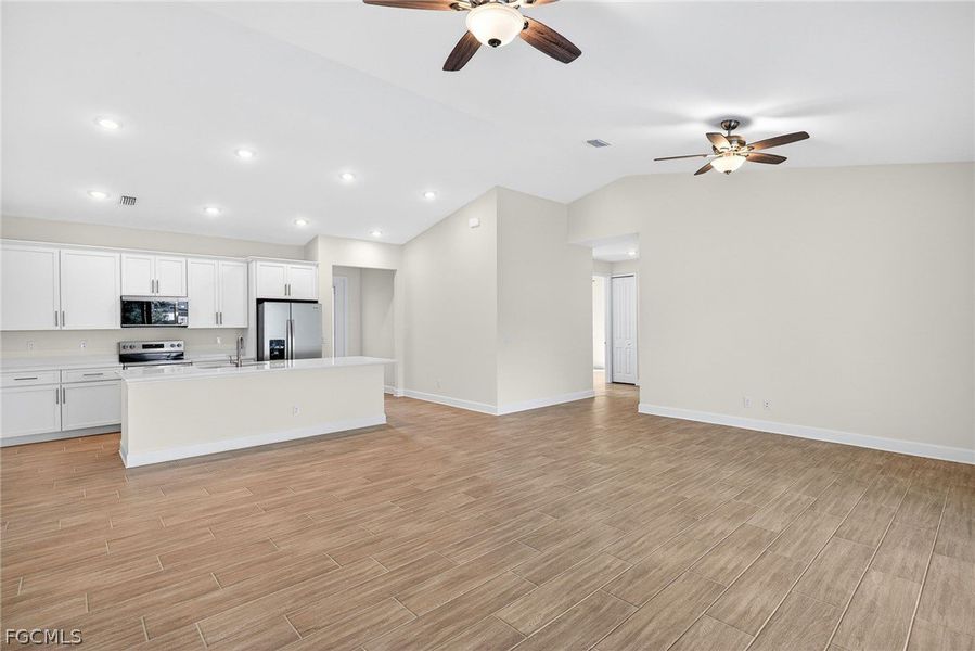 Spacious, unfurnished interior of a new home in Cape Coral, Cape Coral (Image 24).