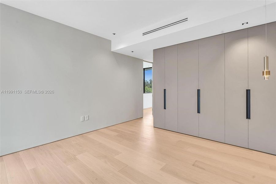 Spacious, unfurnished interior of a new home in , Miami Beach (Image 20).