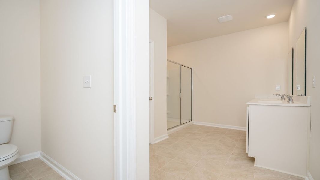 Representative unfurnished interior of a home built from the Aria by D.R. Horton in Summerville, Darlington (Image 31).