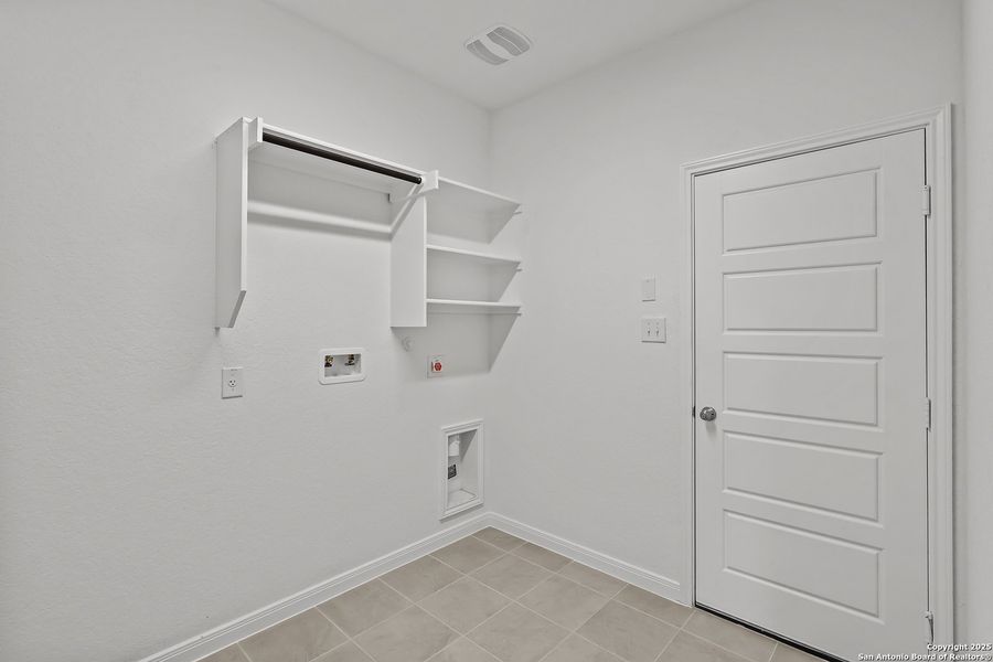 Spacious, unfurnished interior of a new home in Homestead 75', Schertz (Image 18).