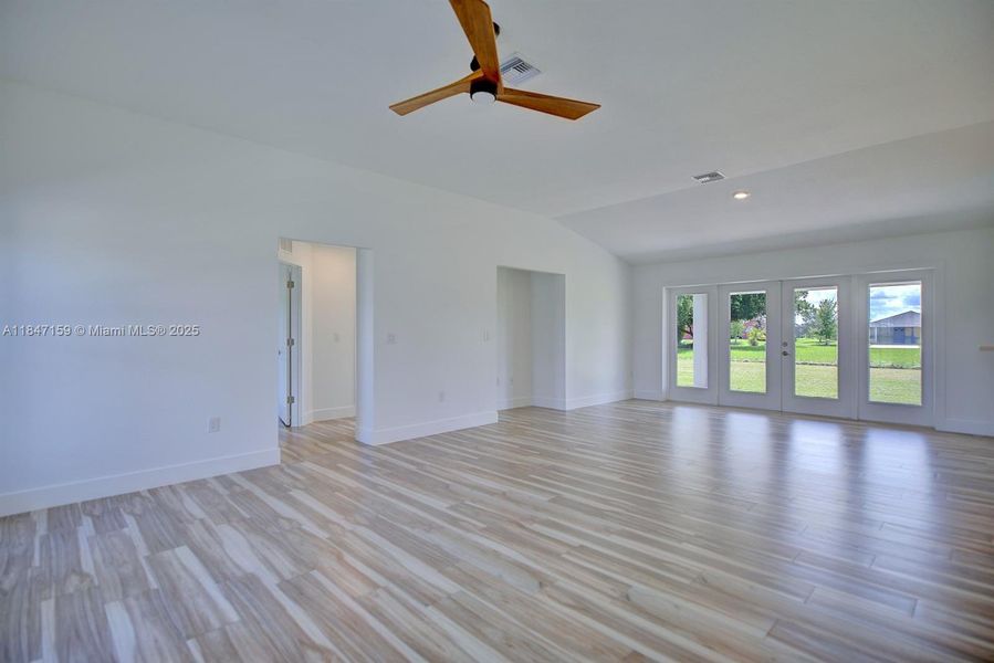 Spacious, unfurnished interior of a new home in , Sebring (Image 30).