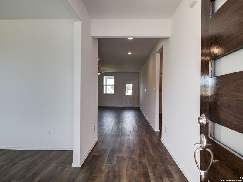 Spacious, unfurnished interior of a new home in Hannah Heights, Seguin (Image 14).