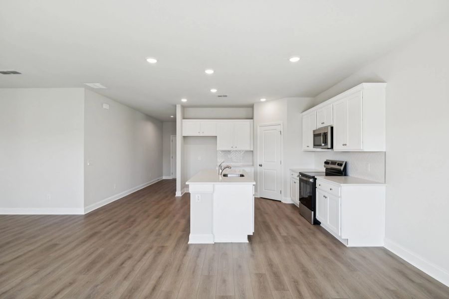 Spacious, unfurnished interior of a new home in Cades Bluff, Lebanon (Image 28).