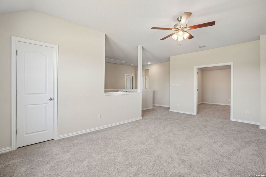 Spacious, unfurnished interior of a new home in Meyer Ranch - Enclave, New Braunfels (Image 14).