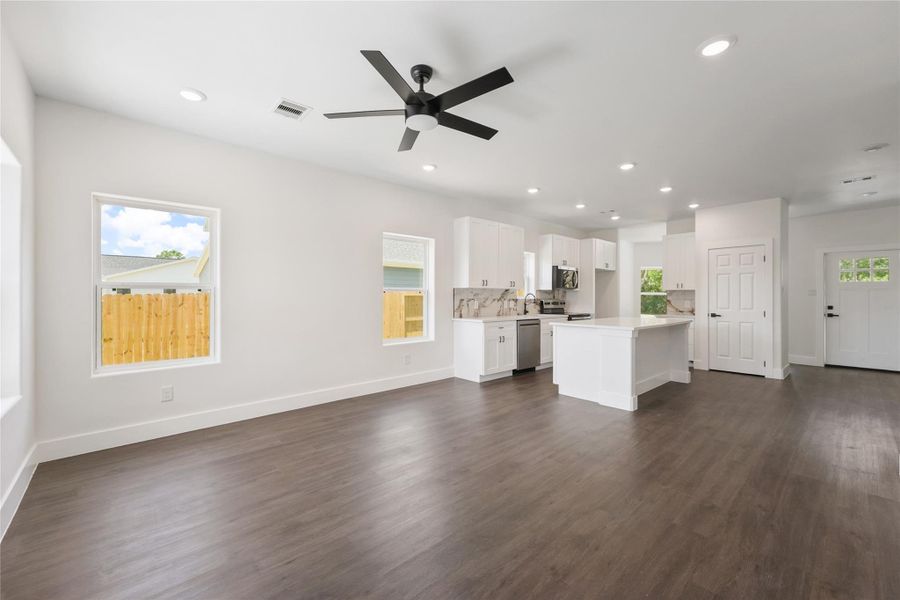 Spacious, unfurnished interior of a new home in , Santa Fe (Image 11).