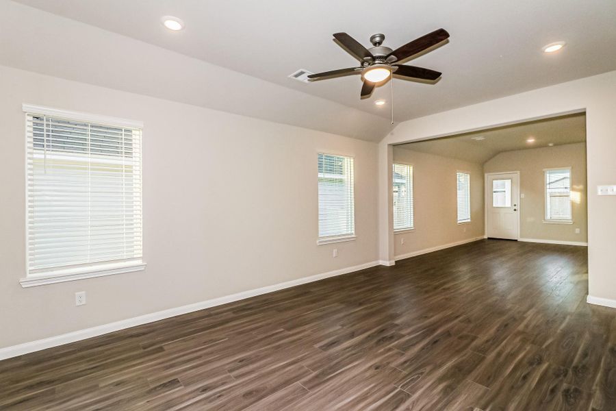 Spacious, unfurnished interior of a new home in Charleston Heights, Rosharon (Image 12).