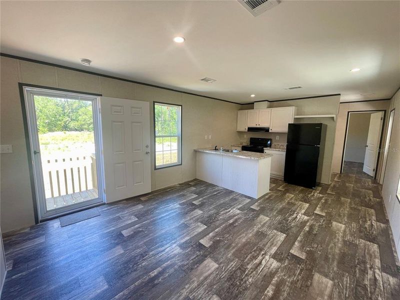 Spacious, unfurnished interior of a new home in , Ocala (Image 10).