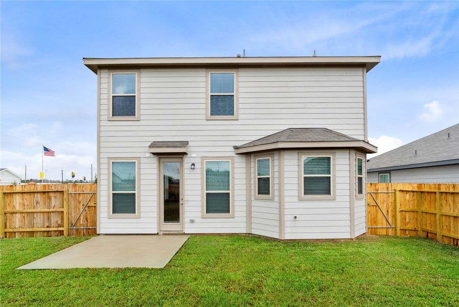 Come explore this expansive backyard featuring a spacious patio slab—perfect for outdoor living! There's ample space for kids to play and adults to unwind. Ideal for patio furniture, a BBQ pit, and so much more—the possibilities are endless!