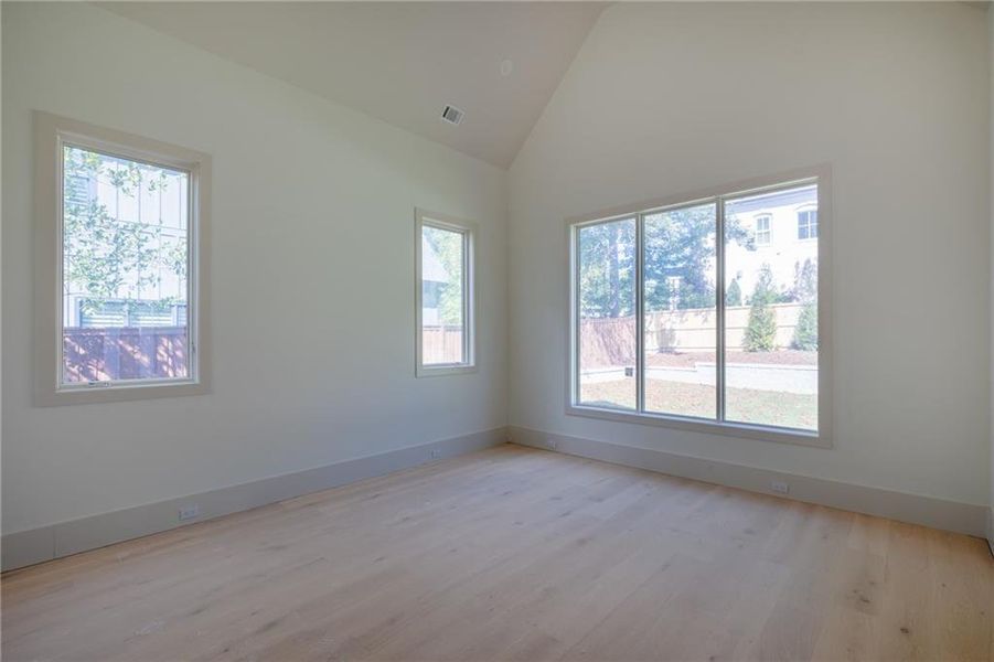Spacious, unfurnished interior of a new home in , Alpharetta (Image 8).