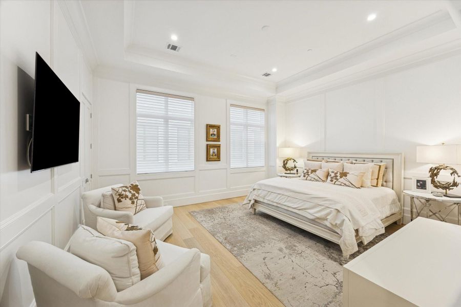 Elegant primary bedroom