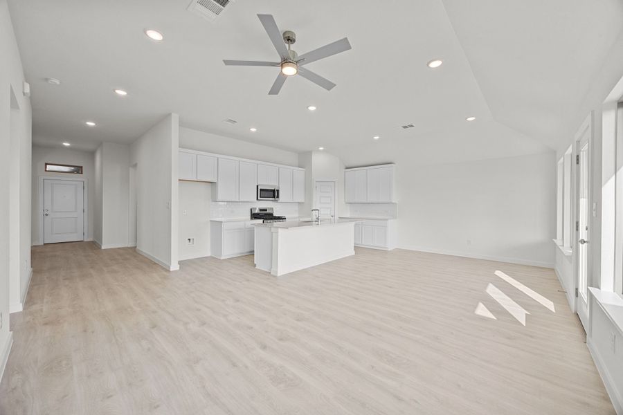 Spacious, unfurnished interior of a new home in Prairie Winds, Hutto (Image 16).