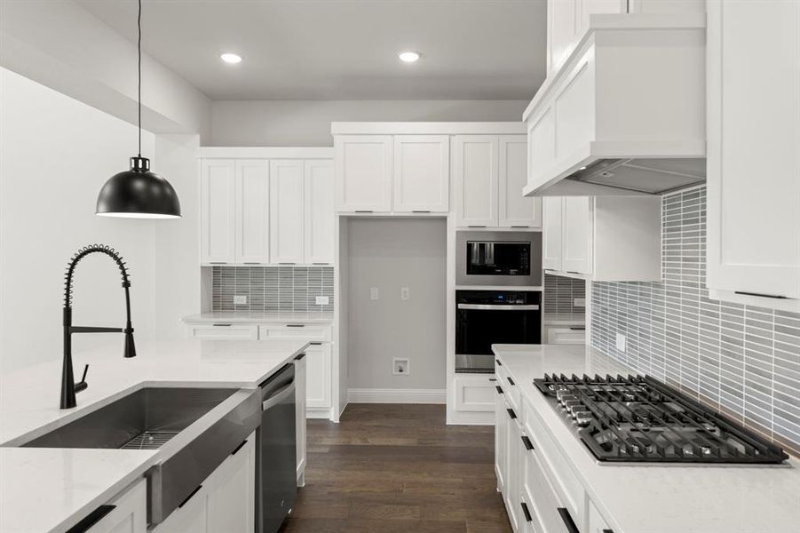 10. 309 Bee Balm - Kitchen (3) 10. 309 Bee Balm - Kitchen (3)