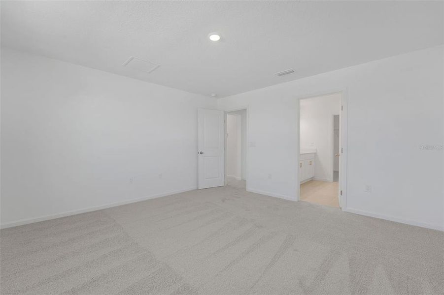 Spacious, unfurnished interior of a new home in Willowbrook North, Winter Haven (Image 43).