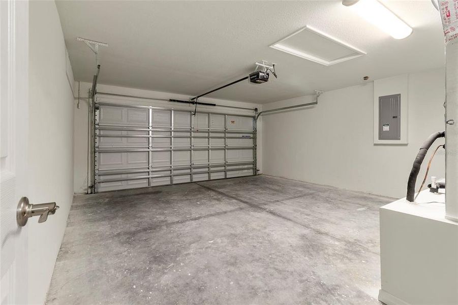 Spacious, unfurnished interior of a new home in , Dunnellon (Image 12).