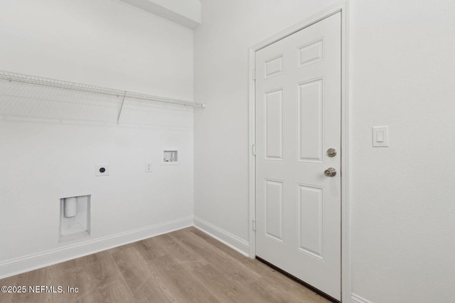 Spacious, unfurnished interior of a new home in , Middleburg (Image 41).