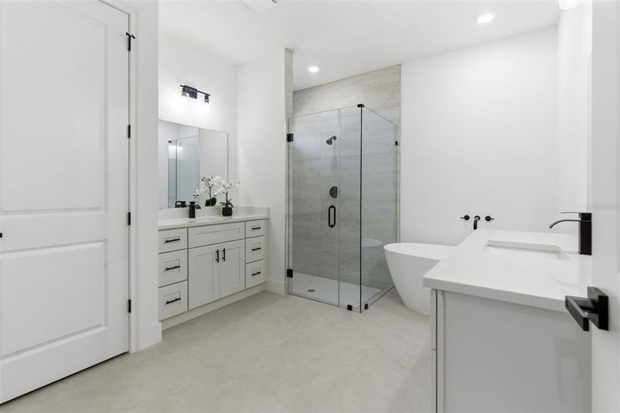 Furnished interior view inside a new home in , Orlando (Image 30).